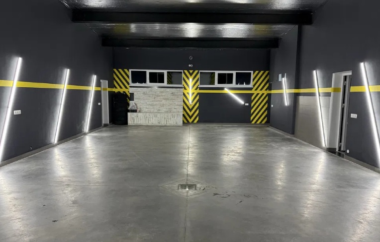 Сучасний світлий бокс автосервісу з професійним обладнанням