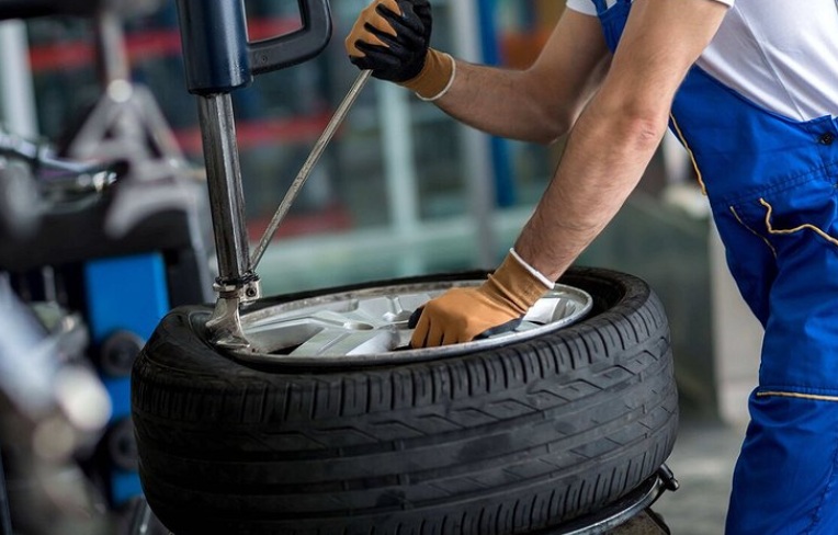 Процес професійного шиномонтажу та балансування коліс